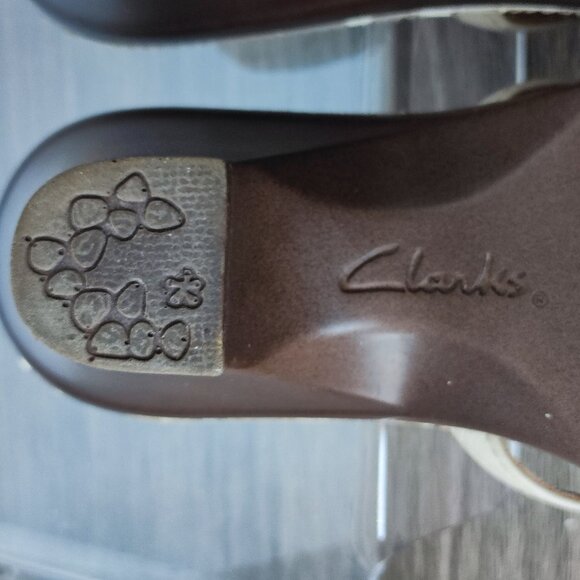 Clarks Strappy Sandals Sz 8 Beige Brown Leather Round Toe Slip On Heeled Sandal - Picture 15 of 15